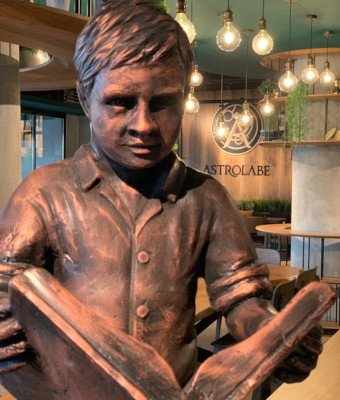 Kitap Okuyan Çocuk Heykeli